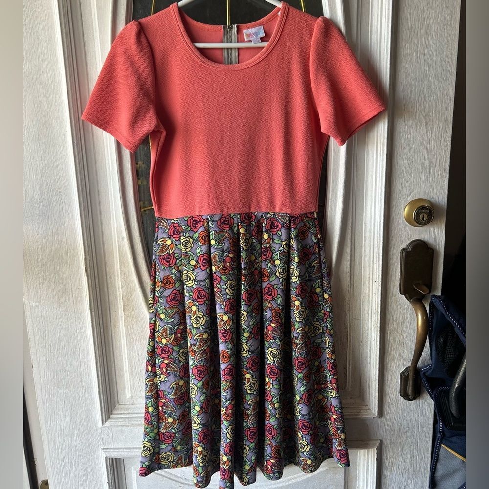 LuLaRoe Amelia Dress Medium Coral Floral Fit Flare‎ Short Sleeve Zipper Back